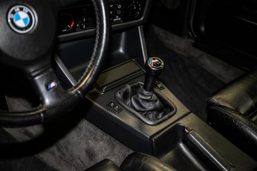 Детали интерьера BMW M3 Coupe (E30) 1987 года  (фото 8 из 15)
